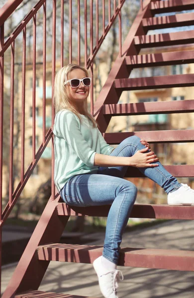 Pretty young girl outdoors in the city, sunny day — Stock Photo, Image