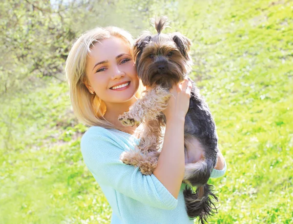 Retrato ensolarado de feliz jovem proprietário com yorkshire terrier — Fotografia de Stock