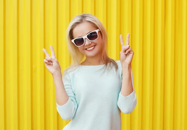 Fashion portrait of pretty cool smiling girl in sunglasses havin — Stock Photo, Image