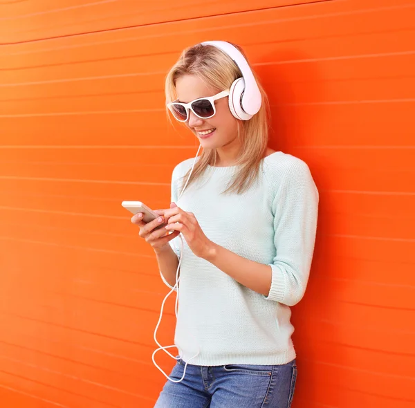 Moda, teknoloji ve insan kavramı oldukça gülümseyen kız lis-