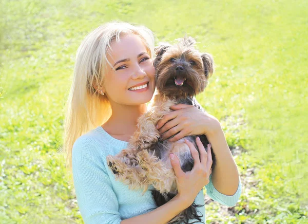 Portrait einer glücklichen jungen Besitzerin mit dem Hund Yorkshire Terrier i — Stockfoto