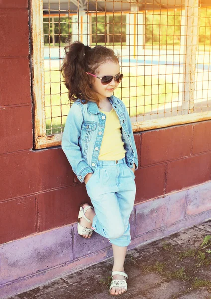 Moda çocuk kavramı - şık küçük kız çocuk portresi giymek — Stok fotoğraf