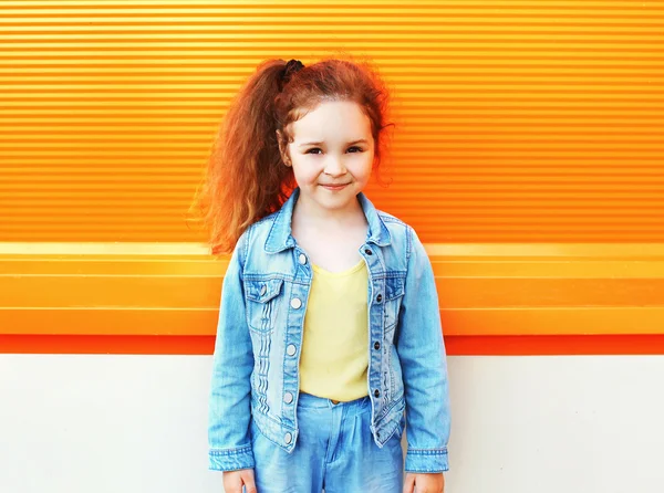 Concept enfant mode - portrait de la petite fille élégante vêtements pour enfants — Photo