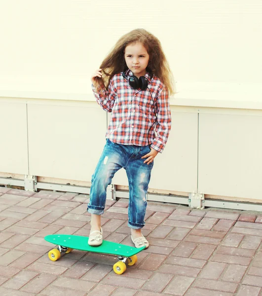 Концепция Fashion kid - стильная маленькая девочка с скейтбордом — стоковое фото