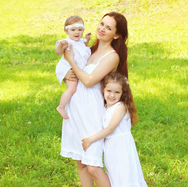 Feliz familia, madre y dos hijas hijos juntos tener — Foto de Stock