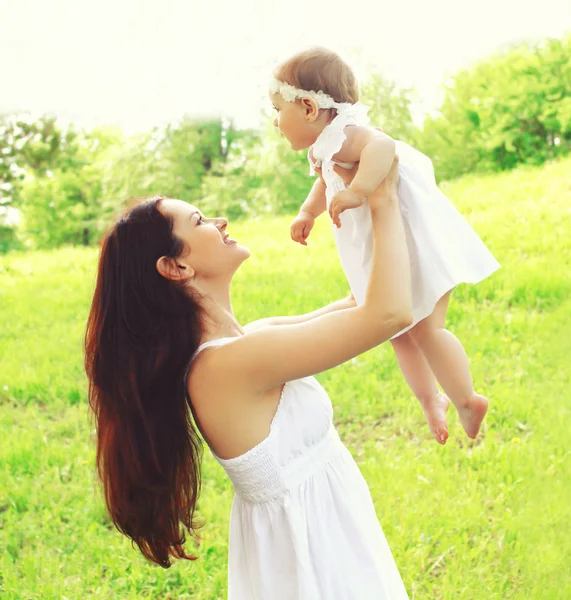 Glückliche junge Mutter und Baby zusammen im Freien im sonnigen Sommer da — Stockfoto