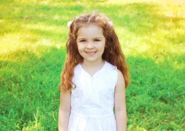Sevimli küçük kız çocuğu güneşli yaz gün içinde açık havada portresi