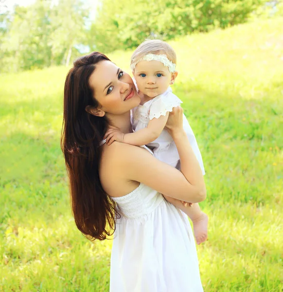 Portrait ensoleillé de belle jeune mère et bébé ensemble sur le th — Photo