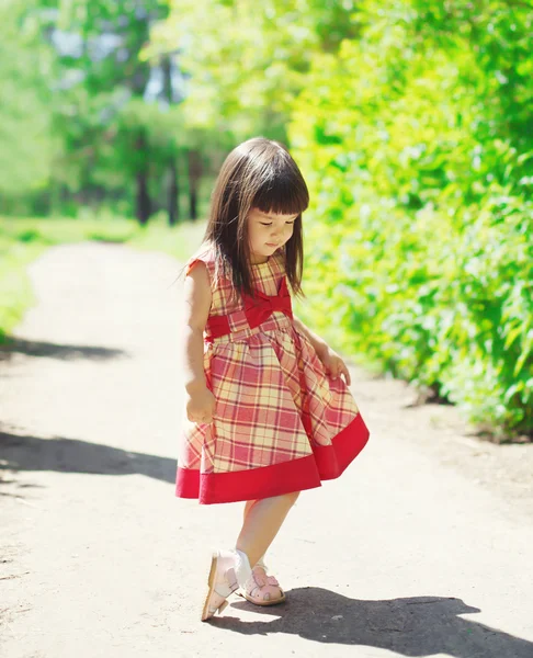 Cute little girl child wearing a dress outdoors in summer sunny — Stock fotografie