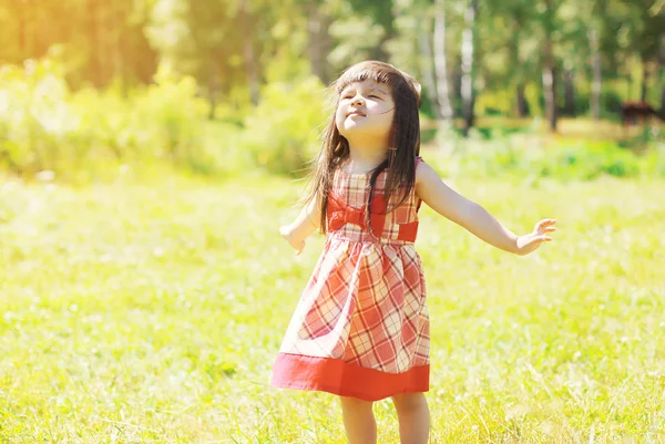 Little girl child outdoors enjoying warm sunny summer day — Stock Fotó