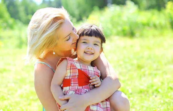 Portrait of happy smiling mother and child having fun together o — Stock Photo, Image