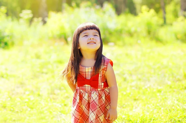 Portrait of little girl child outdoors enjoying warm sunny summe — Stok fotoğraf