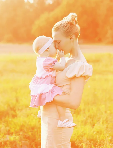 ¡Felicidad madre! Soleado retrato de mamá feliz y el bebé juntos — Foto de Stock