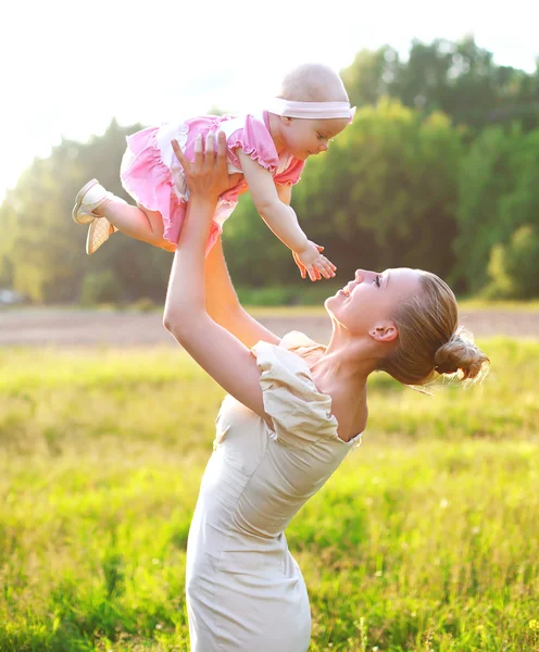 Porträt einer glücklichen Mutter und ihrer kleinen Tochter im Dres — Stockfoto