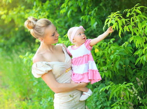 Retrato de feliz jovem mãe e bebê filha vestindo um vestido — Fotografia de Stock