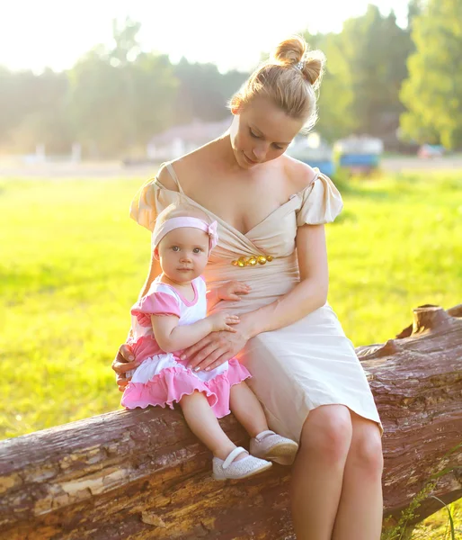 Portrait of mother and baby walking on the nature in sunny summe — 图库照片