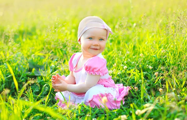 Sunny photo smiling child sitting on the grass in summer day — 스톡 사진