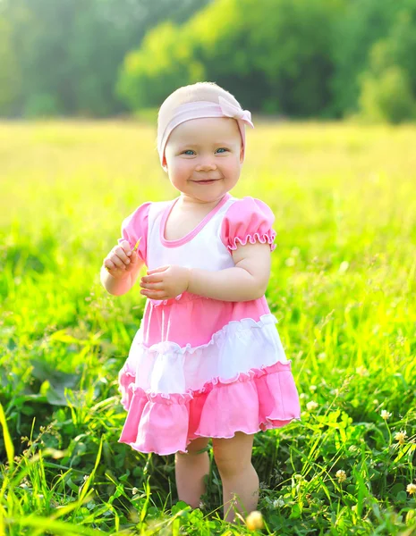 Sunny portrait of smiling child on the grass in summer day — 스톡 사진