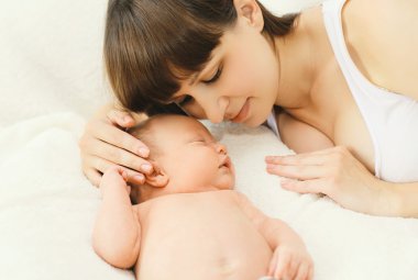 Uyku Bebek ve anne de h yatan birlikte portre