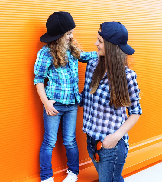 Fashion family concept - mother and daughter child wear a checke — 图库照片