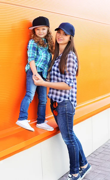 Concepto de familia de moda: madre e hijo llevan una camisa a cuadros —  Fotos de Stock