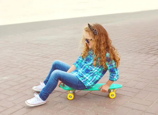 Fashion kid concept - stylish little girl child wearing a checke — Stockfoto