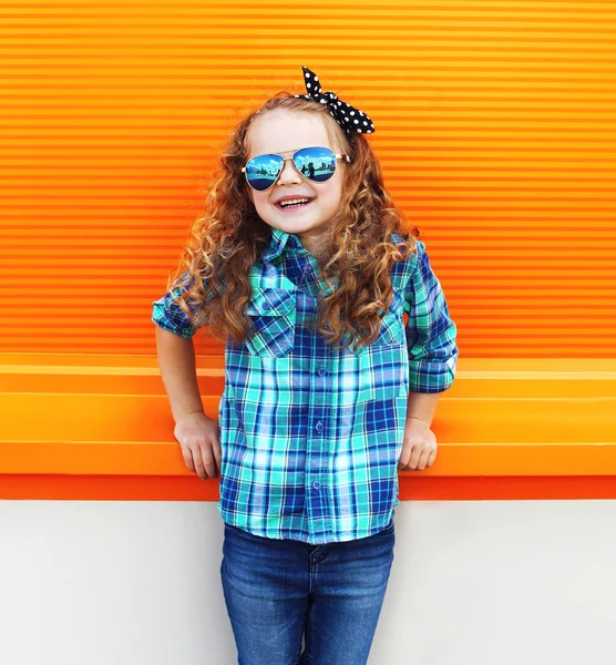 Fashion kid concept - stylisches kleines Mädchen im Hemd — Stockfoto
