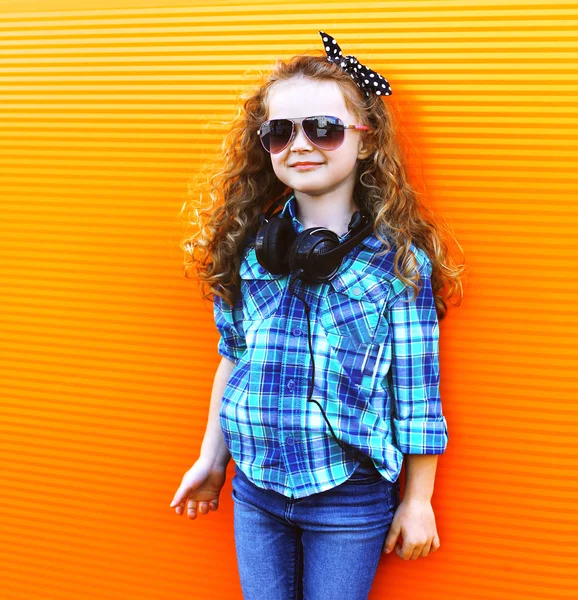 Fashion kid concept - stylish little girl child wearing a shirt — ストック写真