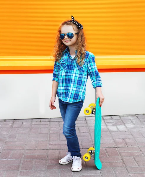 Mode barn koncept - snygg liten flicka barn med skateboard — Stockfoto