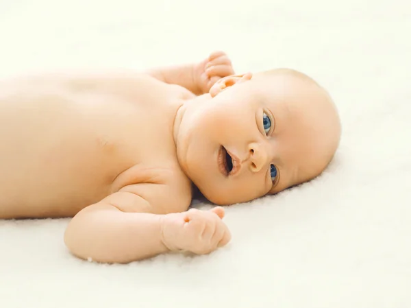 Retrato de primer plano del bebé acostado en la cama en casa —  Fotos de Stock