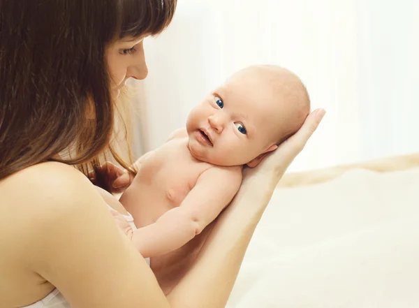 自宅で母親の手で横になっている赤ちゃんの肖像画 — ストック写真