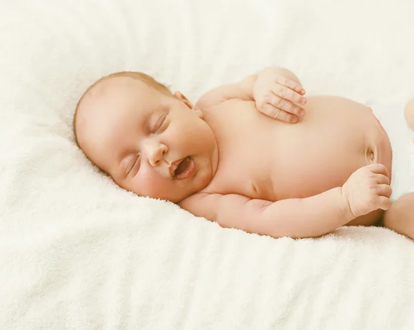 Retrato de bebé dulce durmiendo en la cama en casa — Foto de Stock