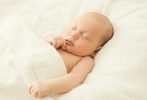 Porträtt av söt baby sover på sängen hemma — Stockfoto