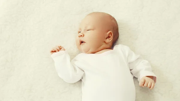 Retrato de bebé lindo dulce durmiendo en la cama en casa —  Fotos de Stock