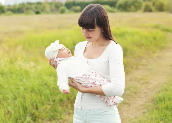 Retrato de madre joven y feliz caminando con bebé al aire libre en t —  Fotos de Stock
