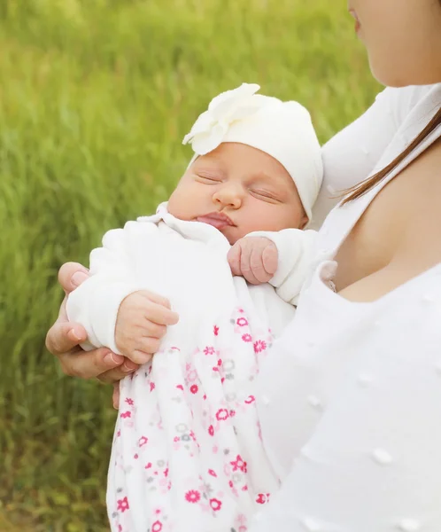 Retrato sueño dulce bebé en manos de la madre al aire libre —  Fotos de Stock