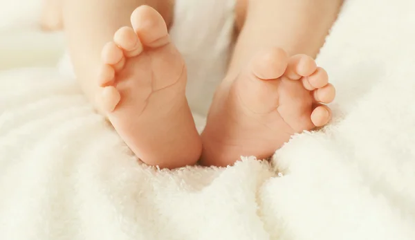 Foto suave primer plano comodidad bebé pies en la cama en casa —  Fotos de Stock