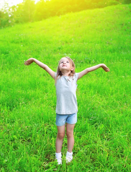 Ragazzina che si gode la giornata estiva, mani in alto, bambino che cammina in summ — Foto Stock