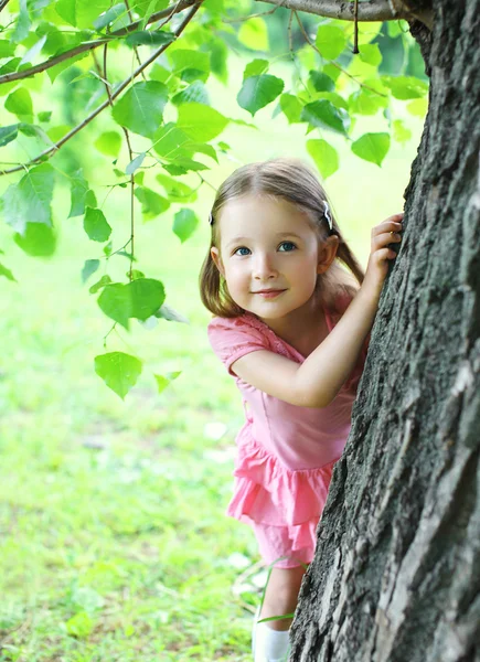 Portrét dítěte holčička poblíž stromu v letní den — Stock fotografie