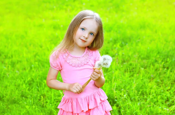 Retrato de criança menina bonito no vestido com flowe dente de leão — Fotografia de Stock