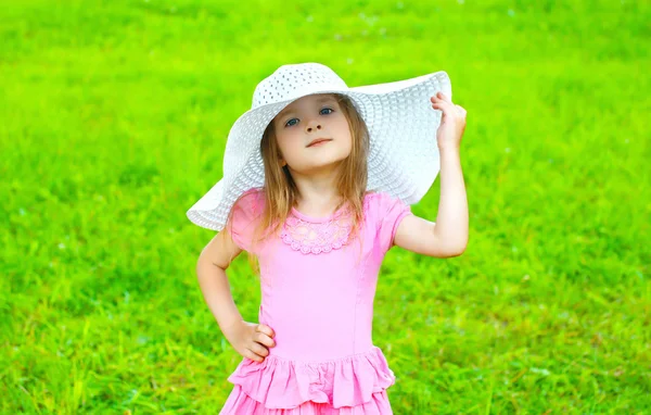 Ritratto di bambina in abito e cappello di paglia in estate d — Foto Stock