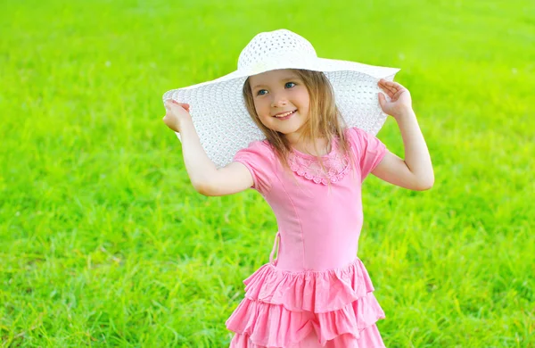 Портрет маленької дівчинки в сукні і солом'яному капелюсі в літній день — стокове фото