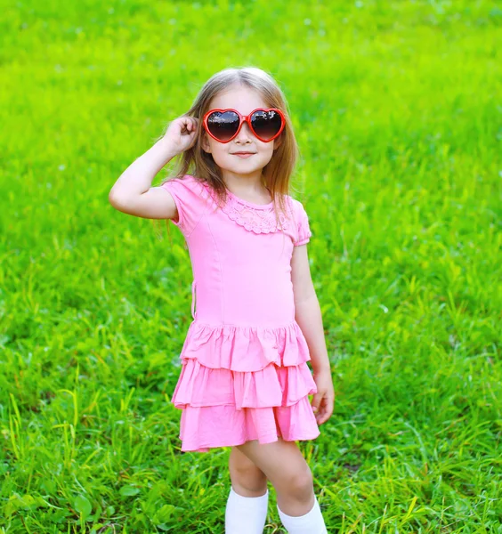 Retrato de niña en gafas de sol en la hierba verano —  Fotos de Stock