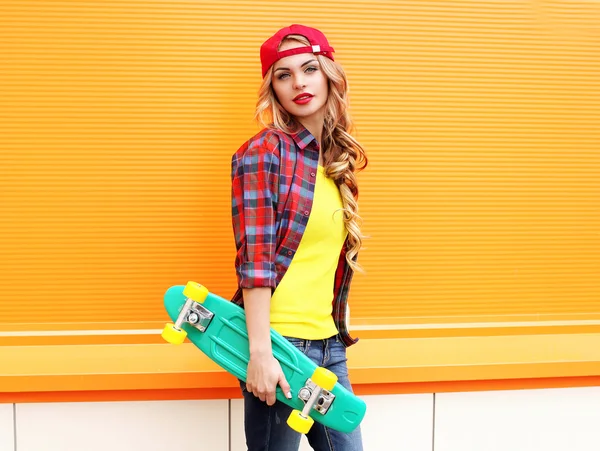 Mode portret van mooie jonge vrouw in rode geruite hipster — Stockfoto