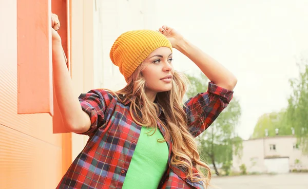 Portrait of pretty blonde woman outdoors in the city, looking aw — ストック写真