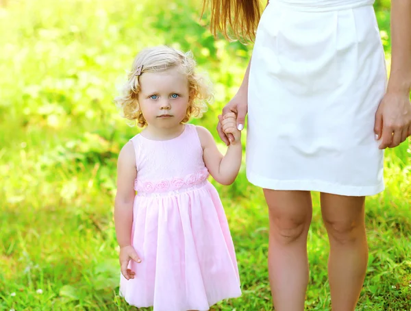 Ritratto di bambina, figlia che tiene per mano la madre — Foto Stock