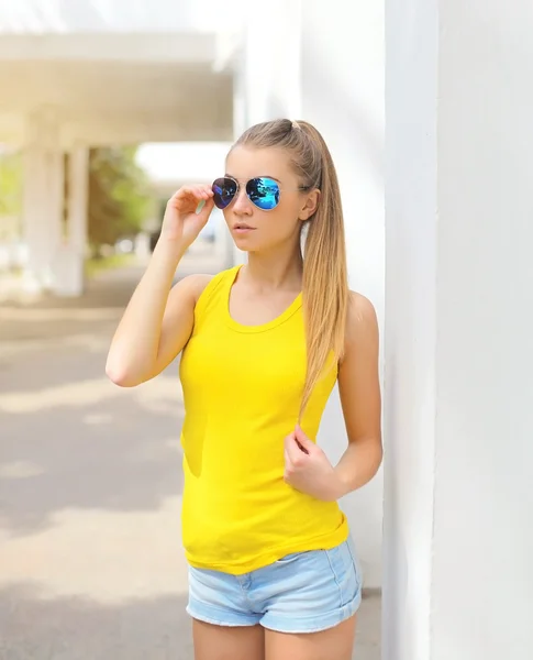 Retrato de una joven de moda con gafas de sol y camiseta — Foto de Stock