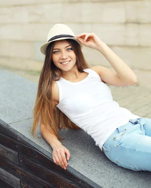 Porträt der süßen lächelnden hübschen Frau mit sommerlichem Strohhut — Stockfoto