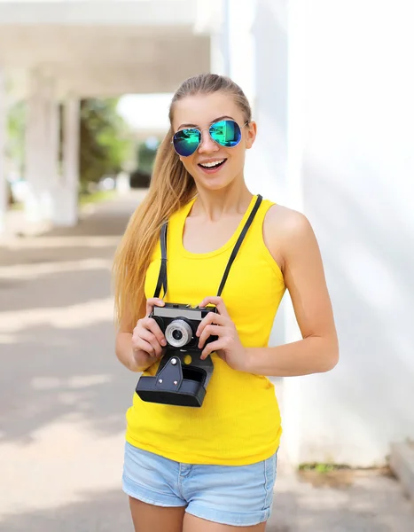 Portrait of happy smiling pretty cool girl in sunglasses with re — Stock Photo, Image