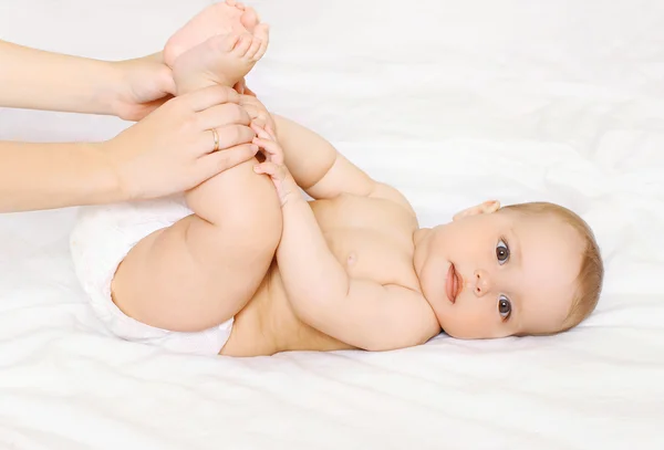 Madre jugando con lindo bebé en casa en la cama — Foto de Stock